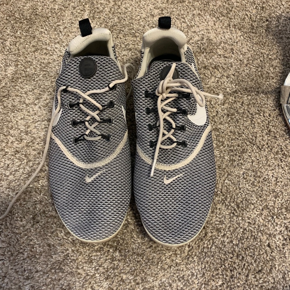 Nike women’s tennis shoes